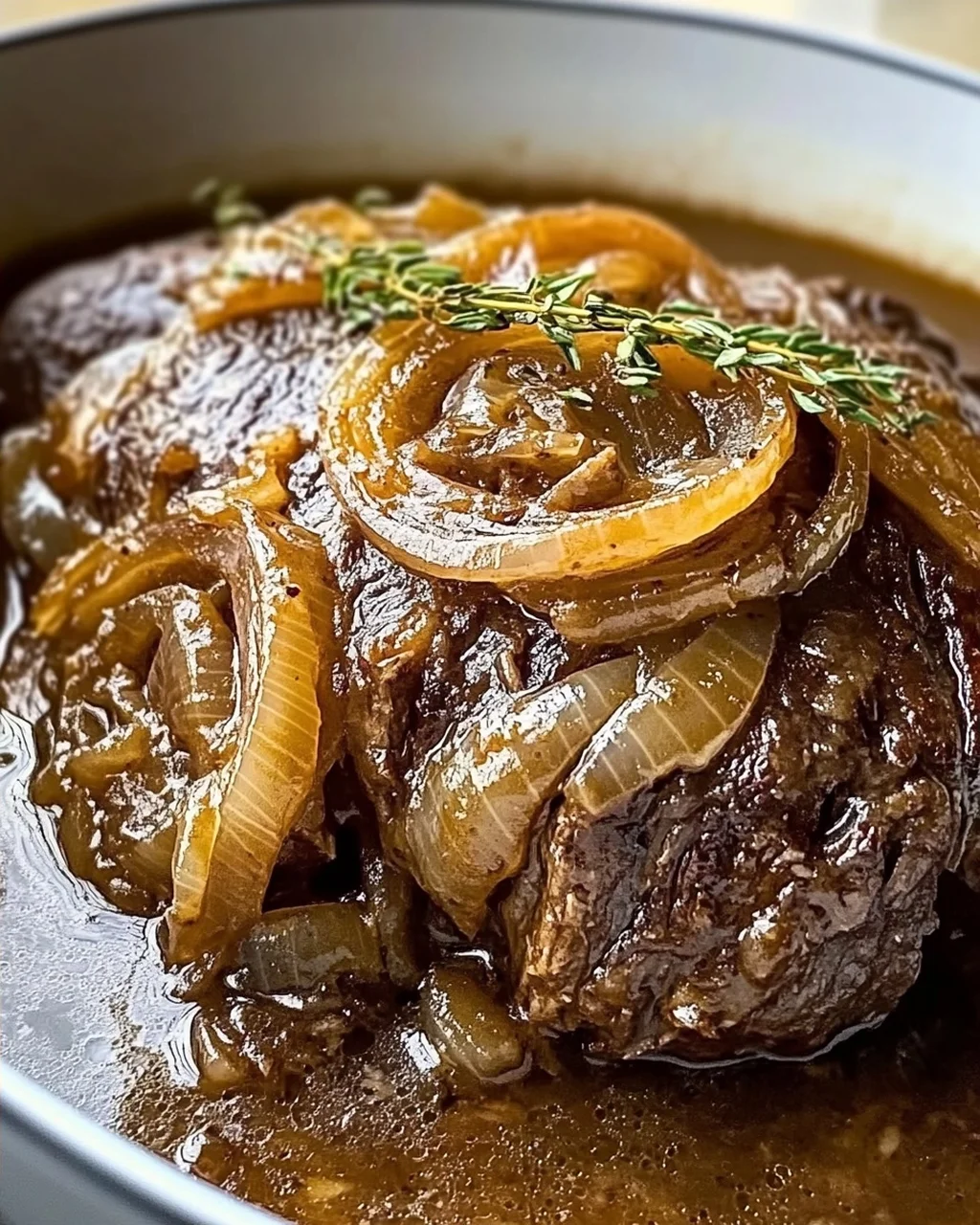 Herzhafter französischer Zwiebel-Rinderbraten für Gemütlichkeit