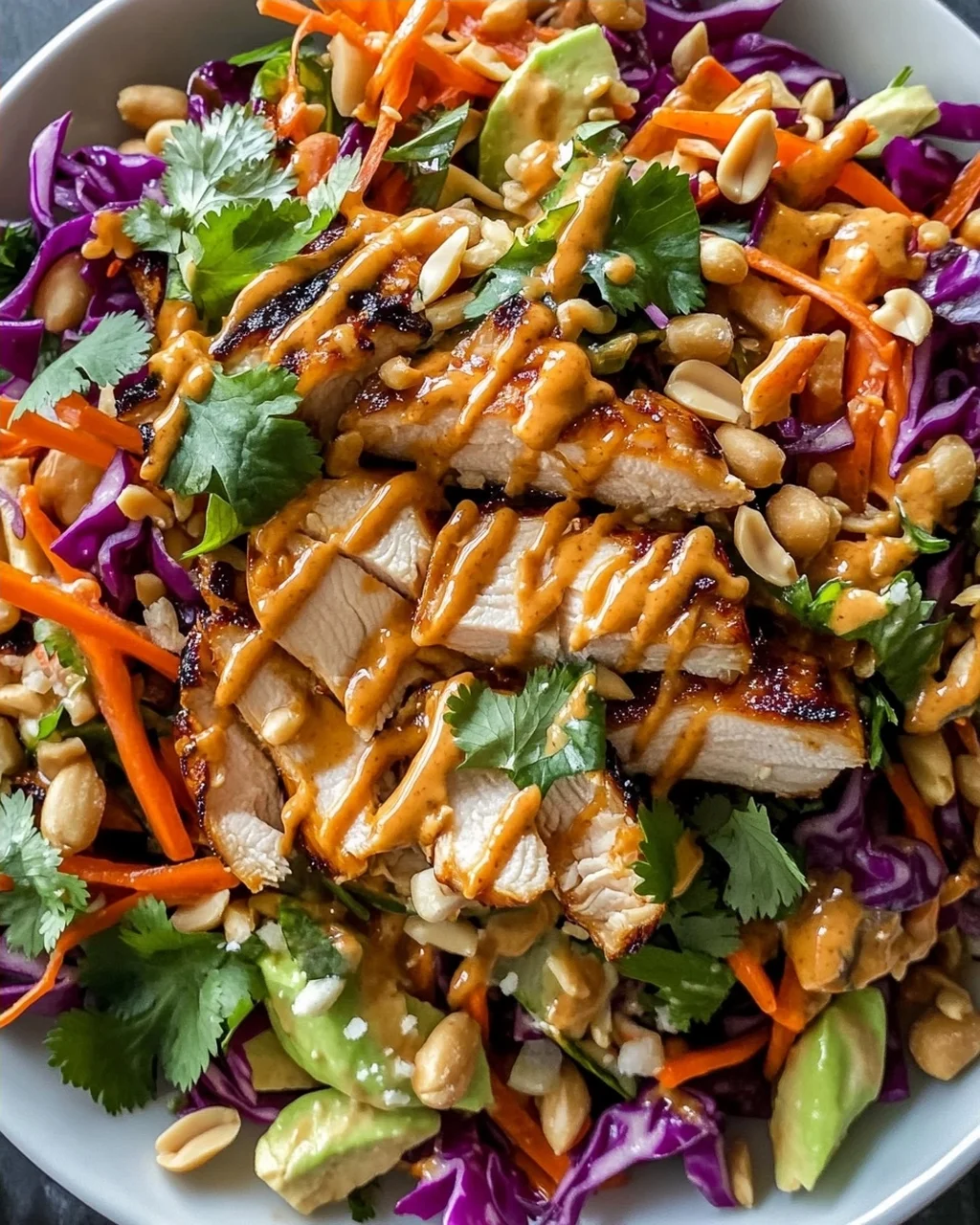 Köstlicher Thai Erdnuss Hähnchen Salat Rezept – Schnell & Lecker!