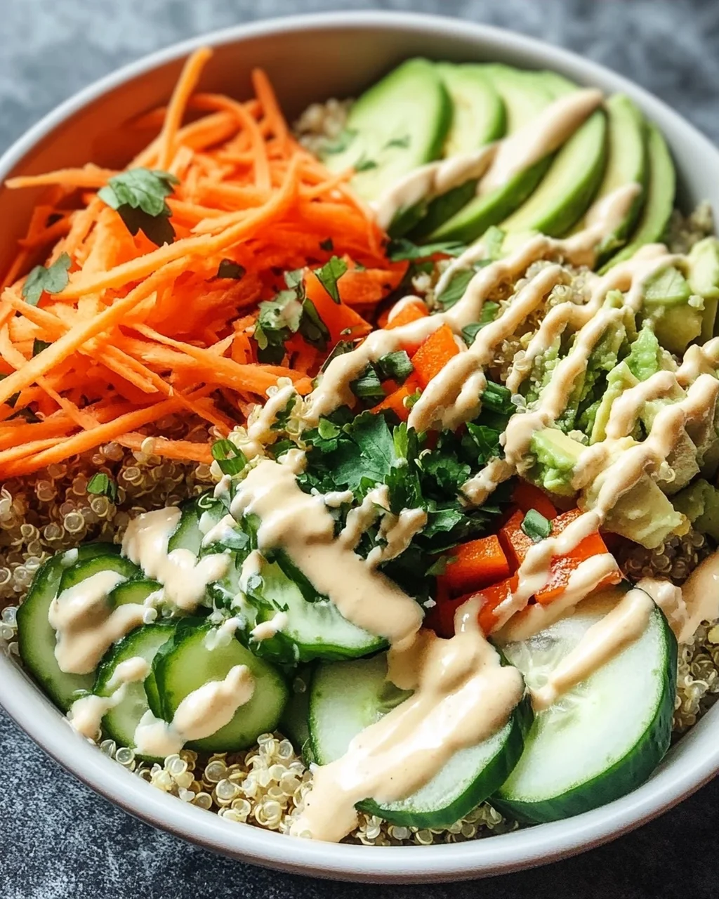 Quinoa-Gemüse-Bowl mit Tahini-Dressing