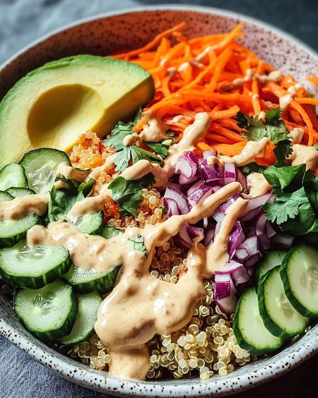Quinoa-Gemüse-Bowl mit Tahini-Dressing