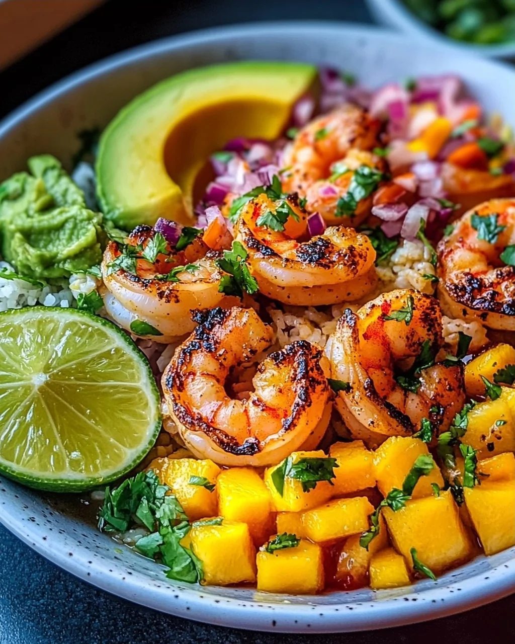 Shrimp-Avocado-Bowls mit Mango-Salsa und Limetten-Chili-Sauce
